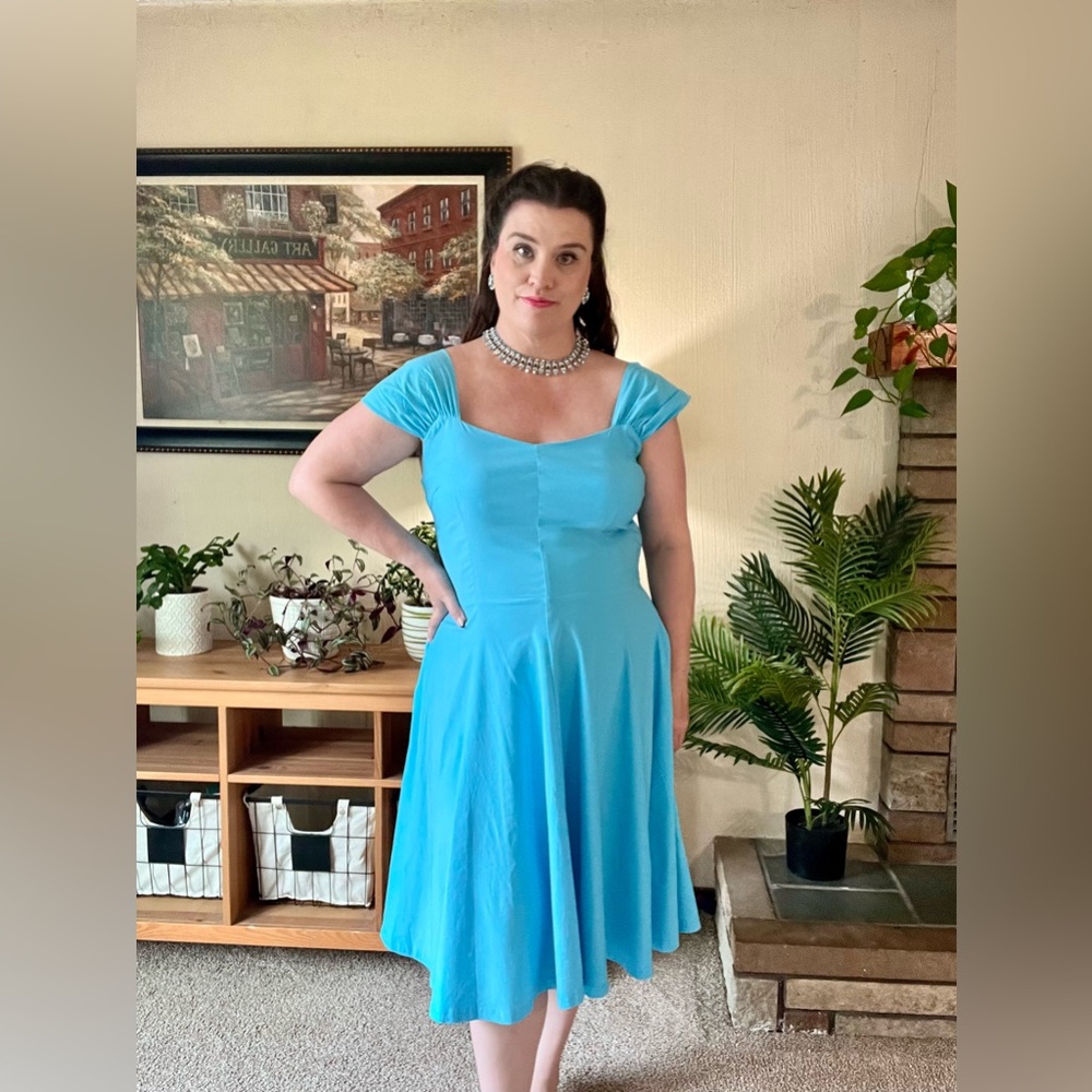 1950’s-esq Classic vintage style 1950’s dress.  💙